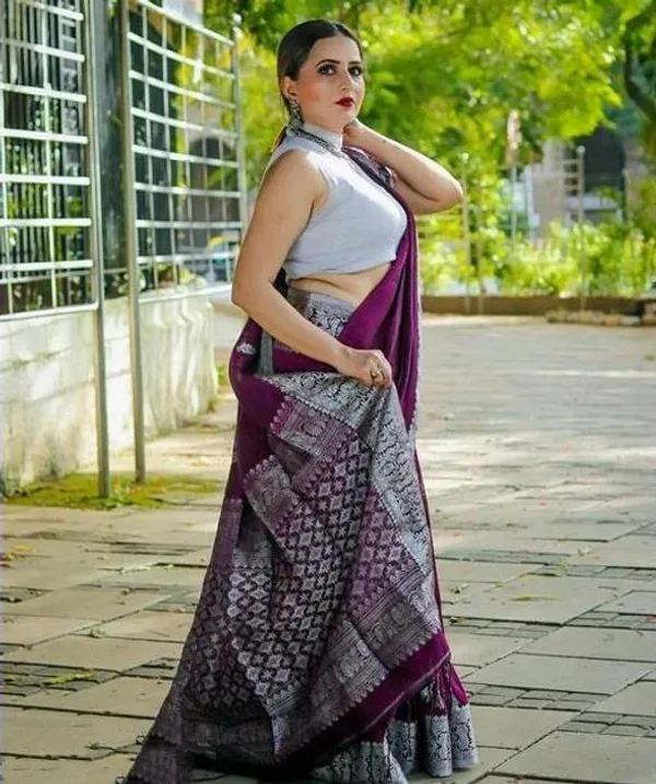 Magenta_Woven_Banarasi_Jacquard_Saree_(Magenta)